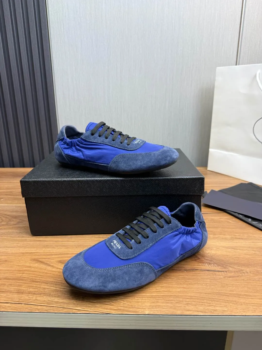 Men's shoes 💰600💰 PRADA 2025 Early Spring Collapse New Couple Style Sports Shoes Moral Training Shoes The name Collapse comes from the fact that it can be easily put on and taken off with bare hands. The light and comfortable features make it more relaxed and casual. The side elastic design can be worn twice! Super comfortable catwalk sneakers, as light and thin as ballet slippers, as comfortable as sneakers, comfortable and super light on the feet. Fabric: nubuck leather spliced ​​with nylon cloth. Silk cowhide foot pads. Size: Women's code 35/40 Men's code 39/45